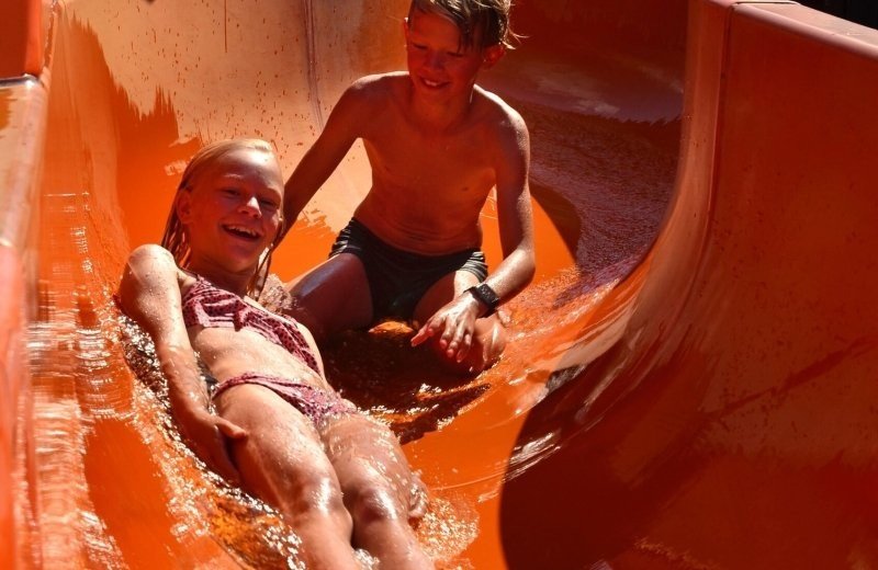 Buitenzwembad met glijbaan